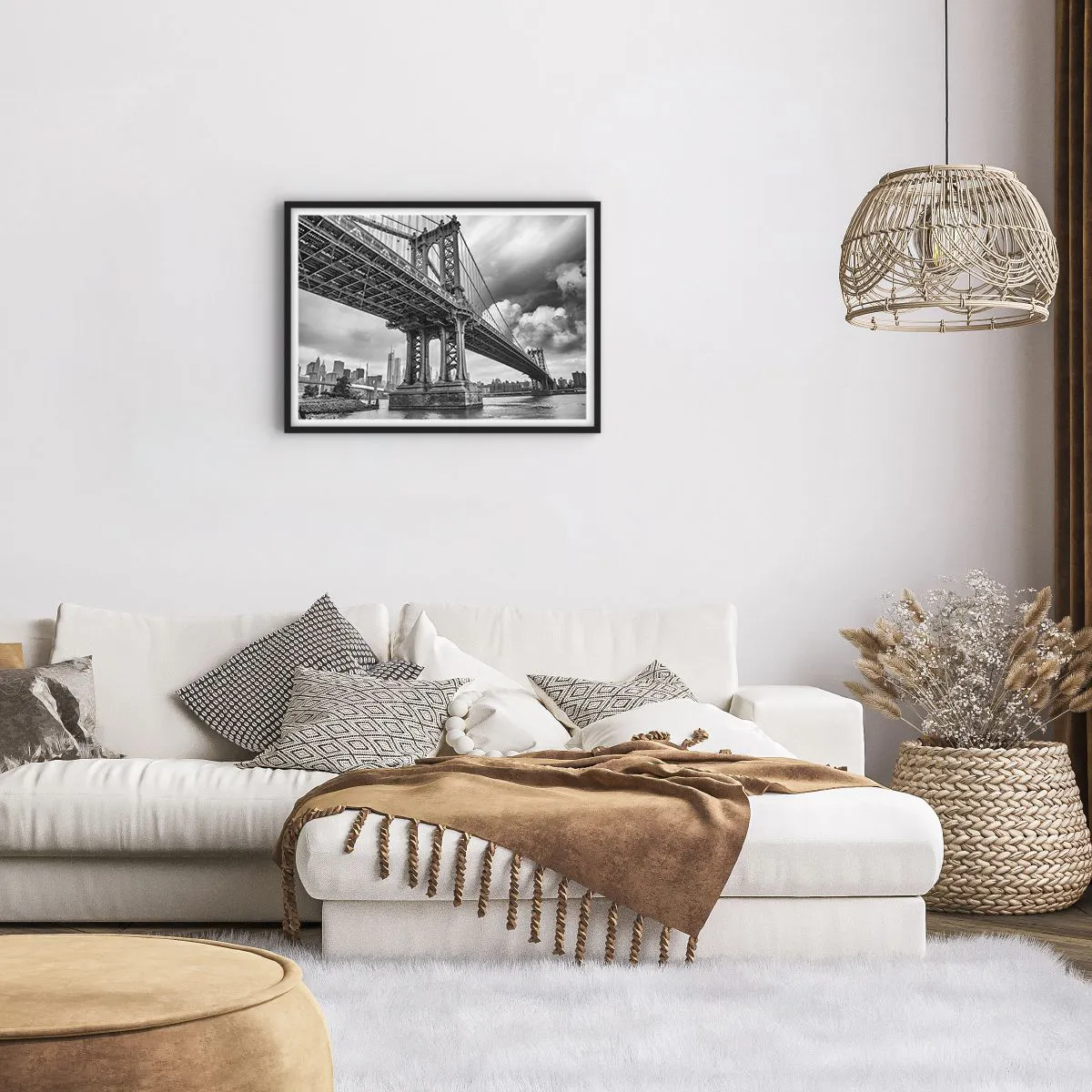Plakat w czarnej ramie - Most w czarno-białej tonacji z widokiem na miasto - 70x50cm - Do serca miasta - Nowoczesna dekoracja ścienna do salonu i sypialni ARTTOR