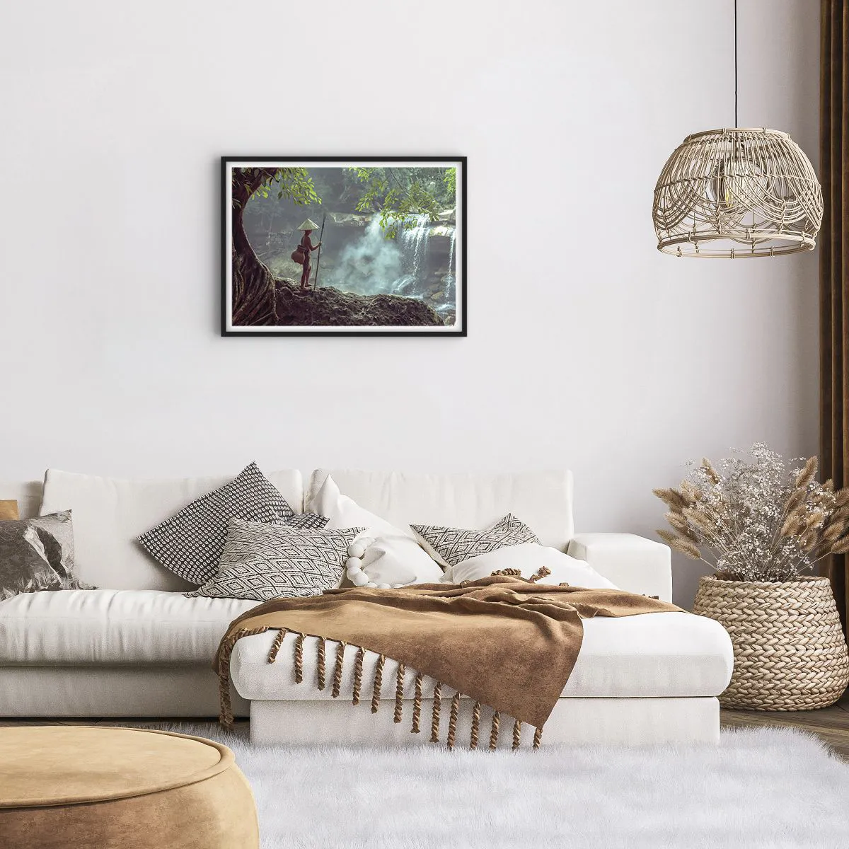 Affiche dans un cadre noir - Poster - Une figure avec une lance près d'une cascade dans une forêt tropicale - 70x50cm - Lier d'amitié avec la nature - Décoration murale moderne pour le salon et la chambre ARTTOR