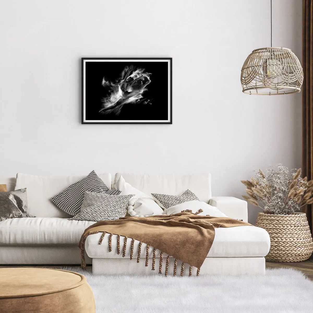 Poster in einem schwarzem Rahmen - Eine Tänzerin in dynamischer Pose vor schwarzem Hintergrund - 70x50cm - Im Flug hängen geblieben - Moderne Wanddekoration für Wohnzimmer und Schlafzimmer ARTTOR