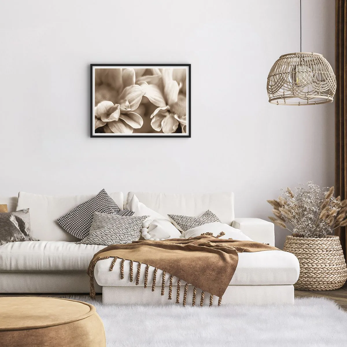 Poster in einem schwarzem Rahmen - Nahaufnahme von Blüten in zartem Sepia-Ton mit weichen Konturen - 70x50cm - So sanft wie ein Lächeln - Moderne Wanddekoration für Wohnzimmer und Schlafzimmer ARTTOR