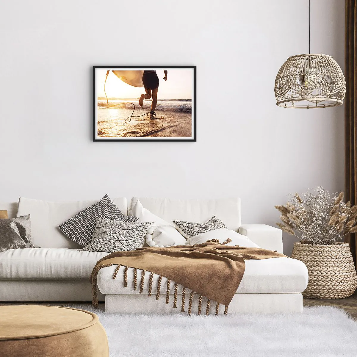 Poster in einem schwarzem Rahmen - Ein Surfer läuft mit seinem Brett in der Sonne am Strand entlang. - 70x50cm - Um die Welle zu treffen - Moderne Wanddekoration für Wohnzimmer und Schlafzimmer ARTTOR