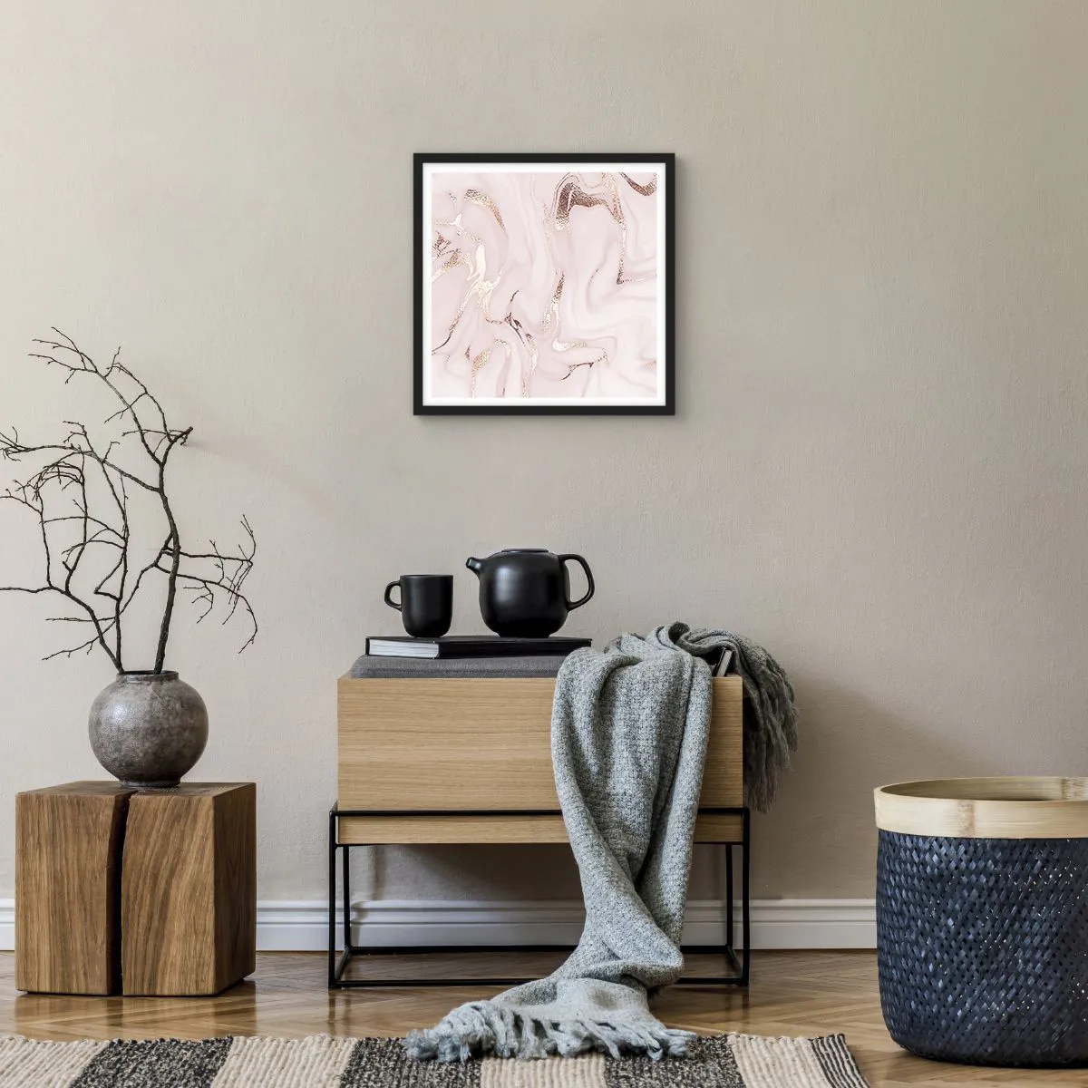 Poster in einem schwarzem Rahmen - In einem rosa Schal - 40x40 cm