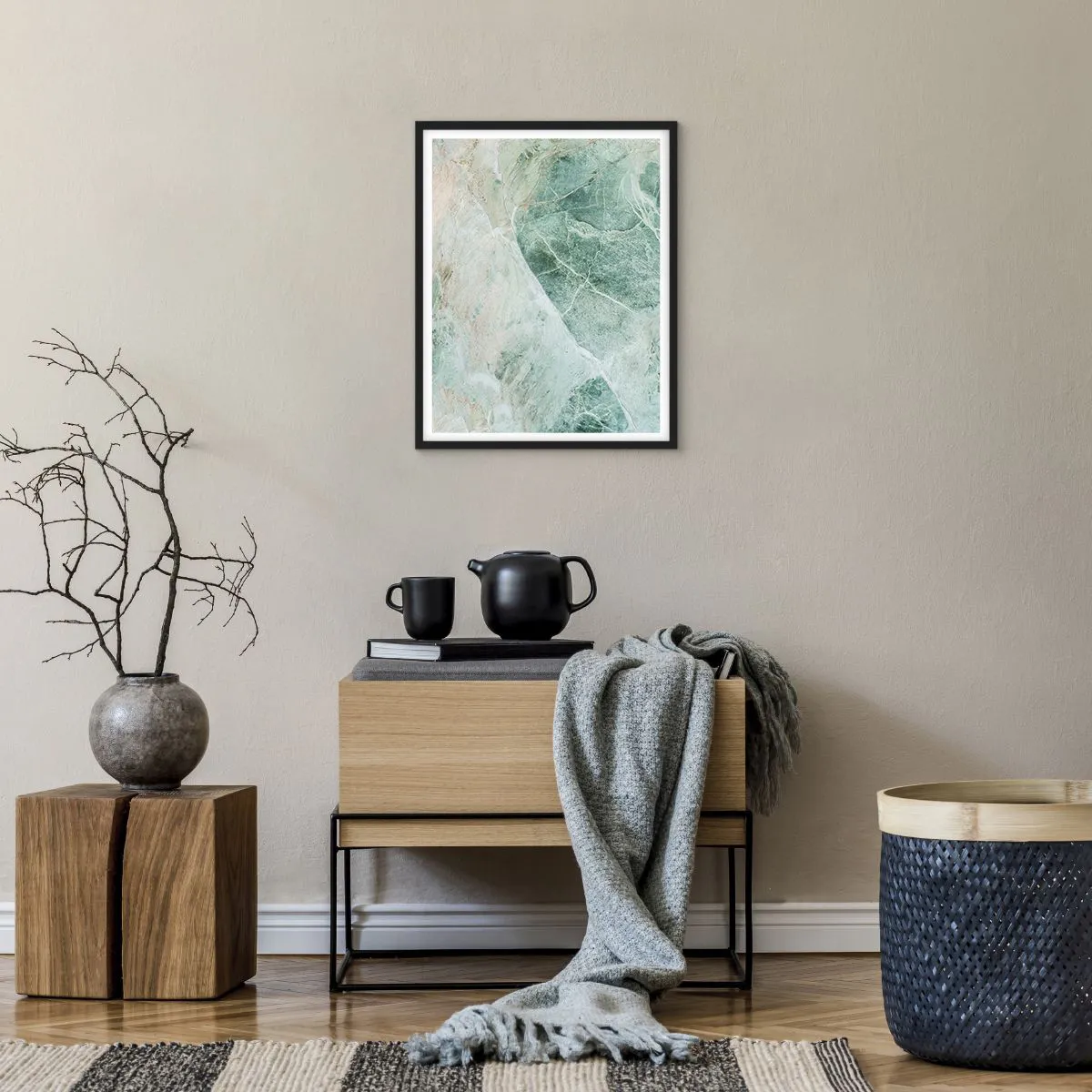 Plakat i sort ramme - Den ædle kølighed af sten - 40x50 cm