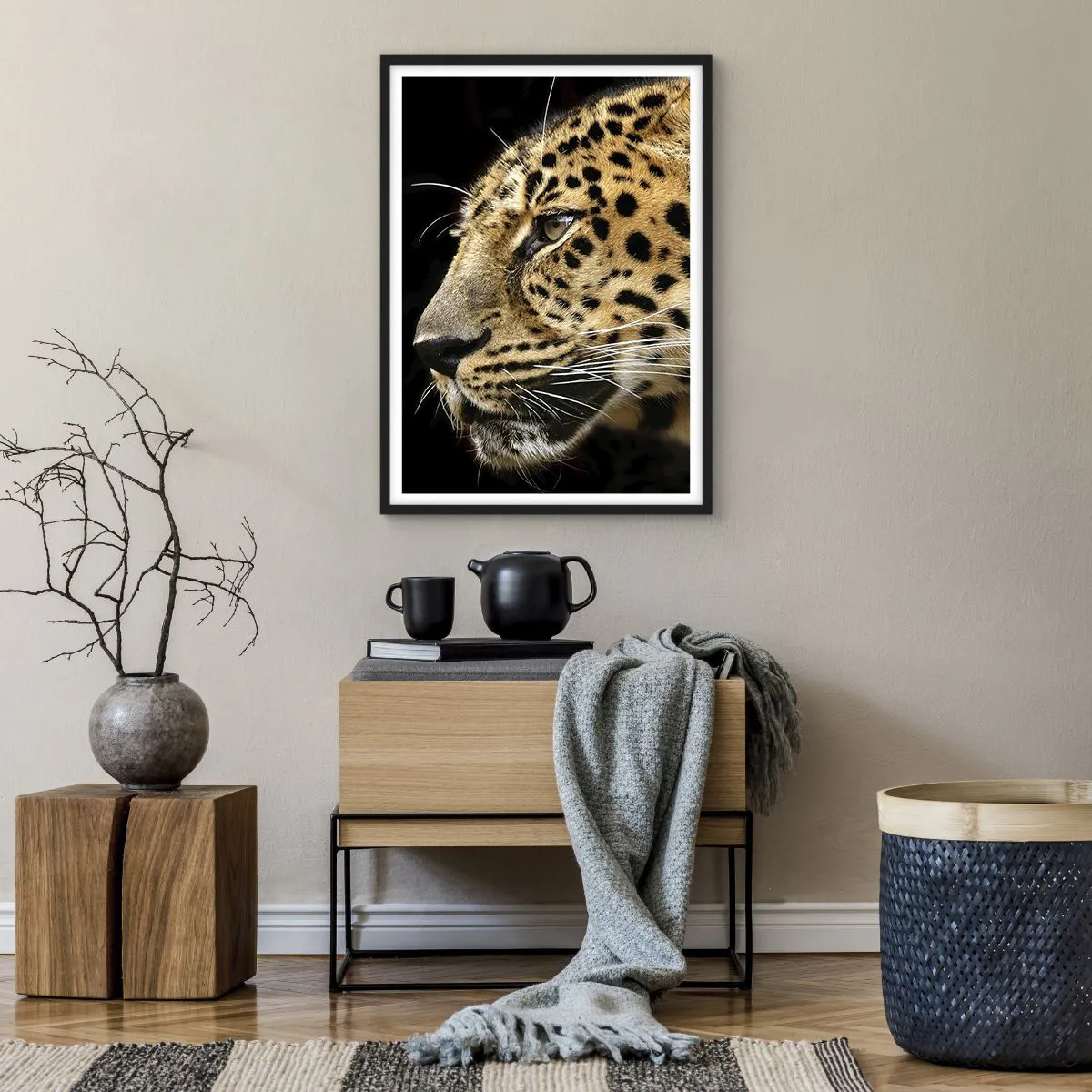 Pôster com moldura preta - Perfil de um leopardo em um fundo escuro - 50x70cm - Calmo, focado, pronto - Decoração de parede moderna para a sala de estar e quarto ARTTOR