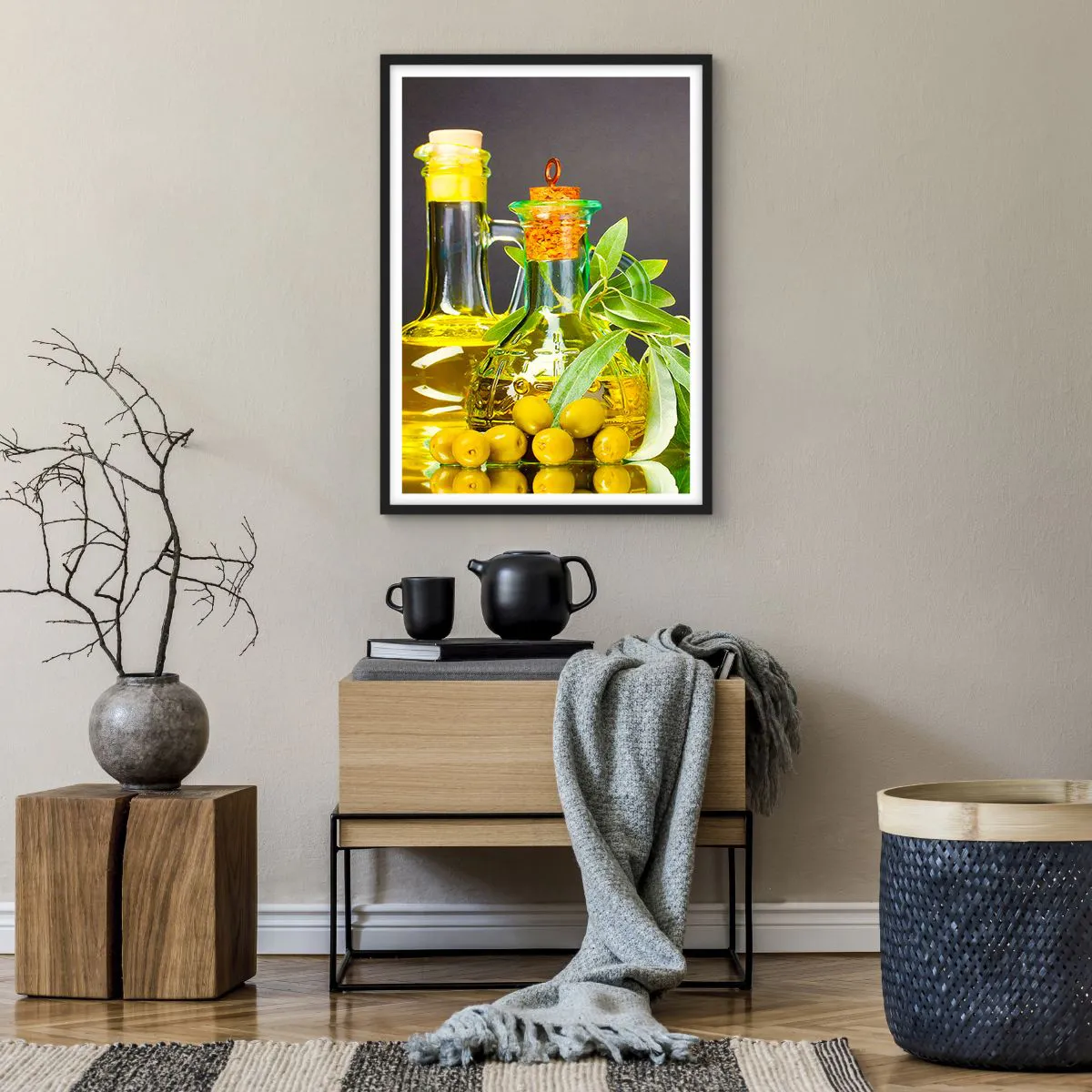 Poster în ramă neagră - Sticle de ulei de măsline și măsline verzi - 50x70cm - Natură moarte cu măsline și ulei - Decorațiune modernă pentru perete pentru living și dormitor ARTTOR