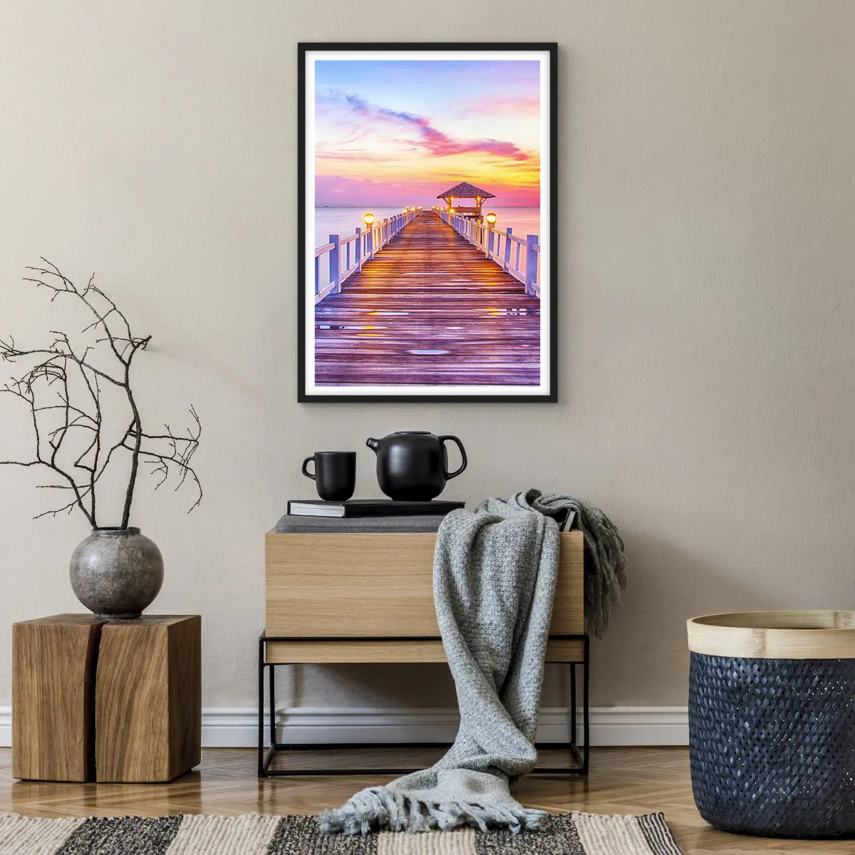 Plakát v černém rámu - Molo s altánem osvětlené zapadajícím sluncem - 50x70cm - Liliově-zlaté ticho večera - Moderní nástěnná dekorace do obývacího pokoje a ložnice ARTTOR