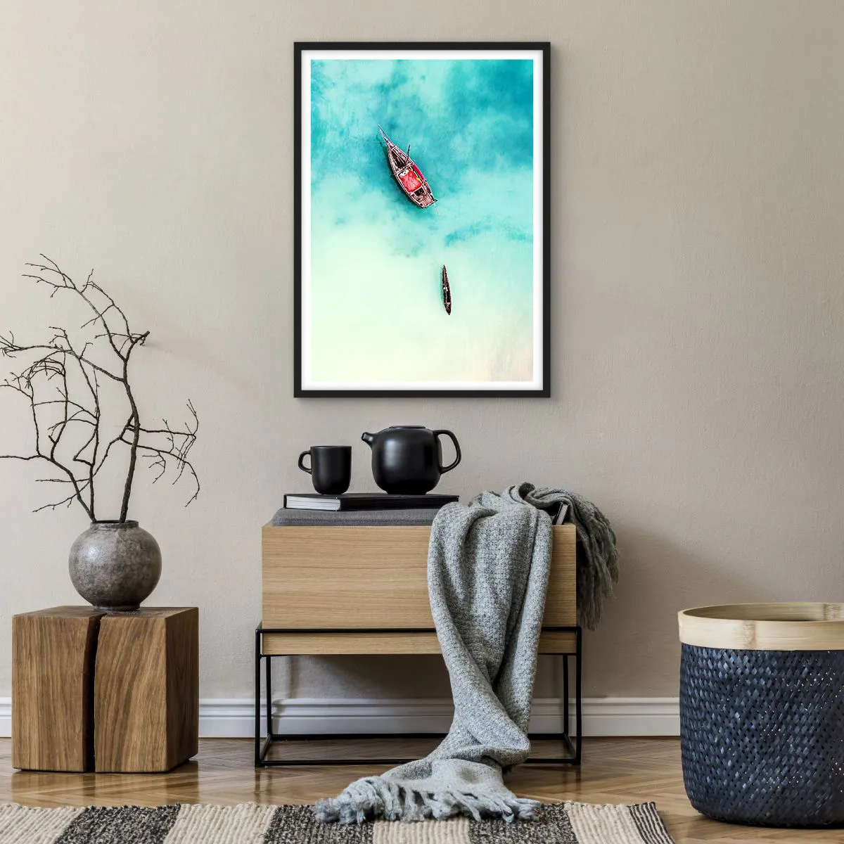 Plakat i sort ramme - Både på turkisblåt vand set fra fugleperspektiv - 50x70cm - For på Zanzibars strande, når det overskydende vand... - Moderne vægdekoration til stue og soveværelse ARTTOR