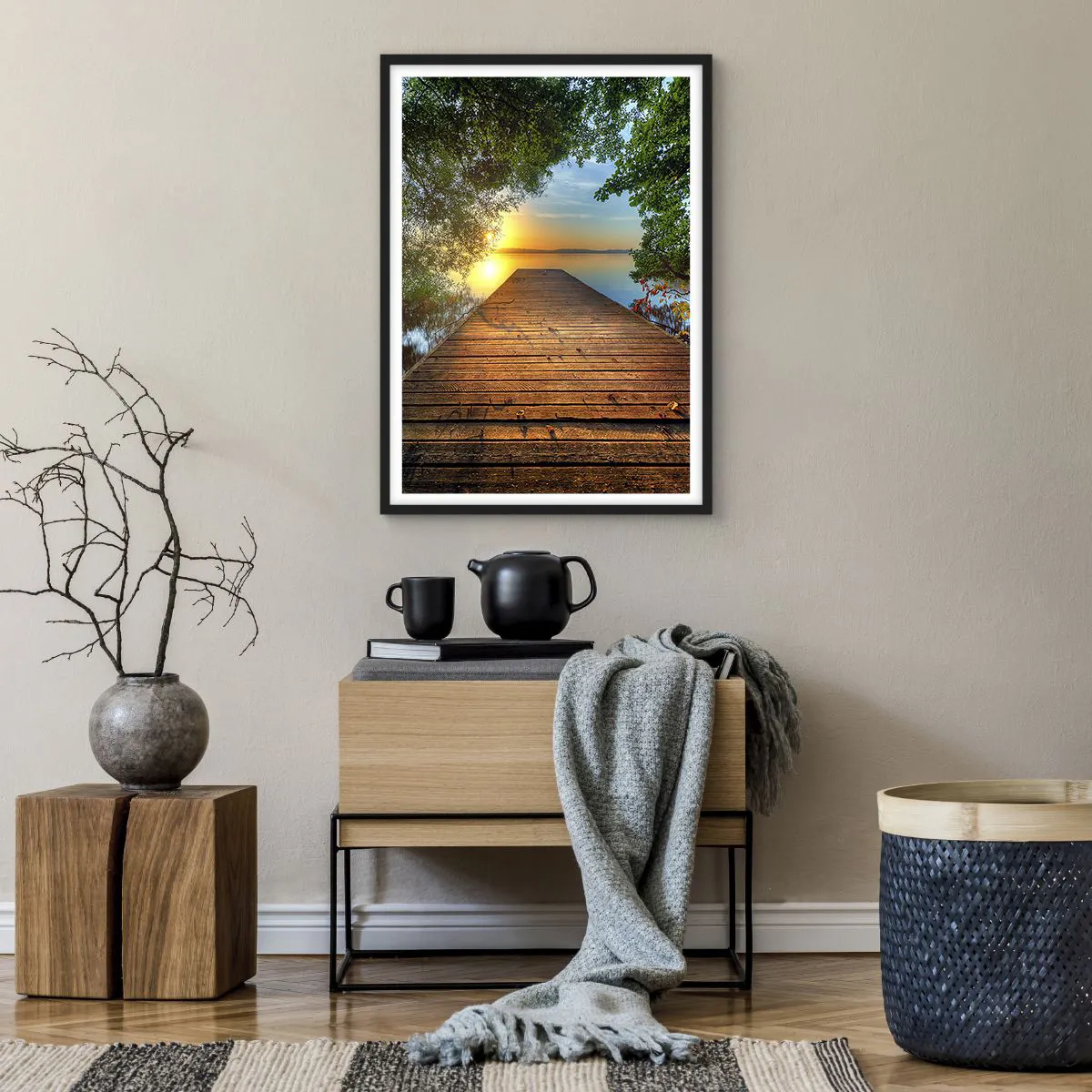 Plakát v černém rámu - Jezerní molo při západu slunce - 50x70cm - Nespěchej, posaď se - Moderní nástěnná dekorace do obývacího pokoje a ložnice ARTTOR