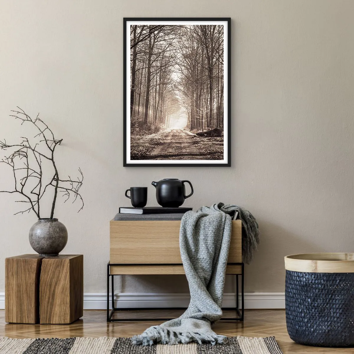 Affisch i svart ram - En skogsstig i höstliga sepiatoner - 50x70cm - Skogens domkyrka - Modern väggdekoration för vardagsrum och sovrum ARTTOR