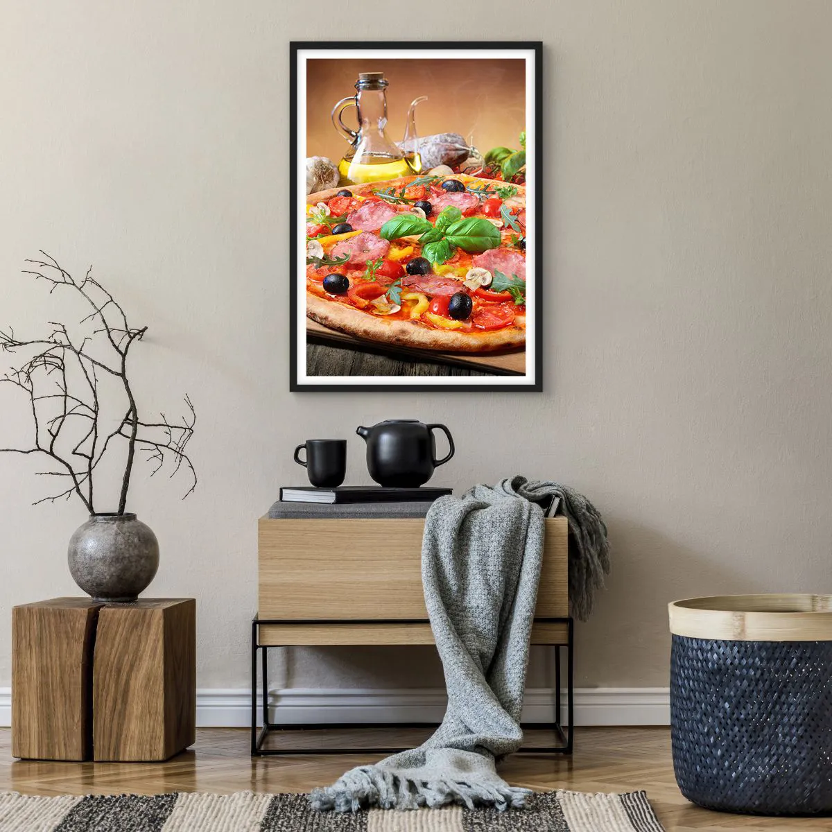 Plakat i sort ramme - Lækker pizza med oliven og krydderurter på et træbord - 50x70cm - Med en ægte italiensk smag - Moderne vægdekoration til stue og soveværelse ARTTOR