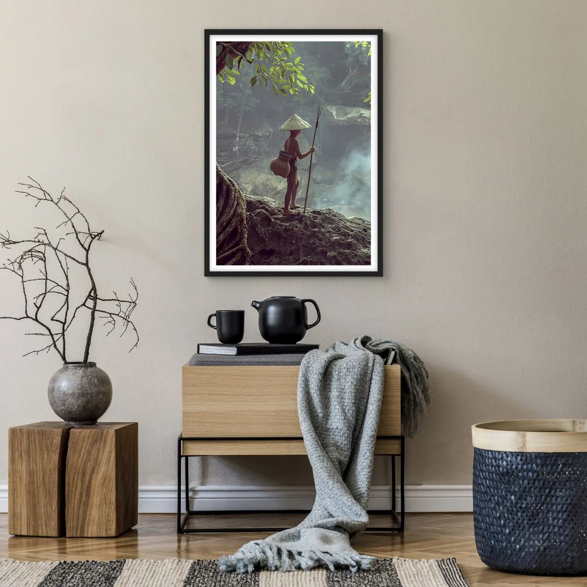 Poszter fehér keretben - Egy fiú az erdőben horgászbottal és kosárral a hátán - 50x70cm - Barátságban a természettel - Modern fali dekoráció nappalihoz és hálószobához ARTTOR