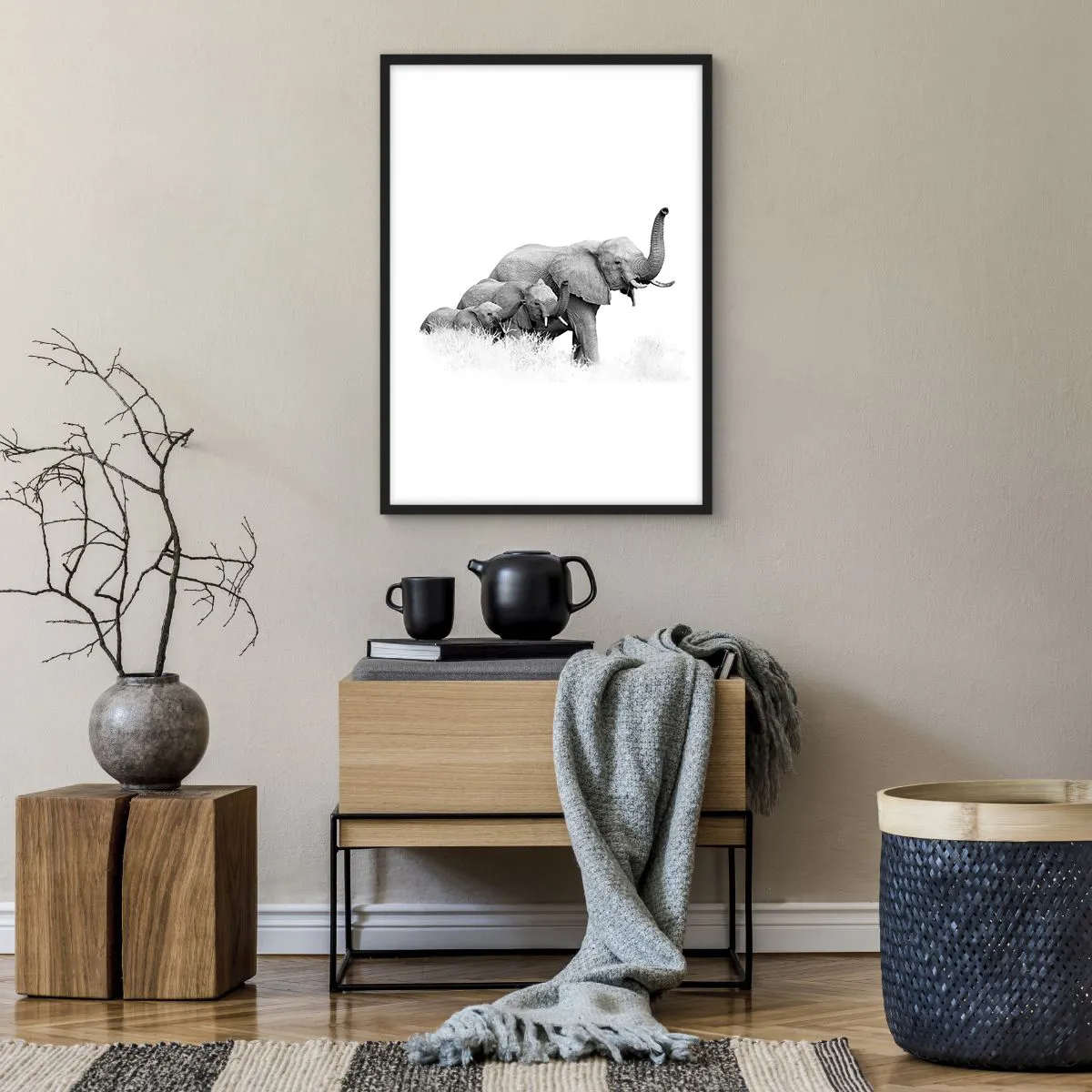 Poster in einem schwarzem Rahmen - Ein Schwarz-Weiß-Porträt einer Elefantenfamilie in der Savanne. - 50x70cm - Eins zwei drei - Moderne Wanddekoration für Wohnzimmer und Schlafzimmer ARTTOR