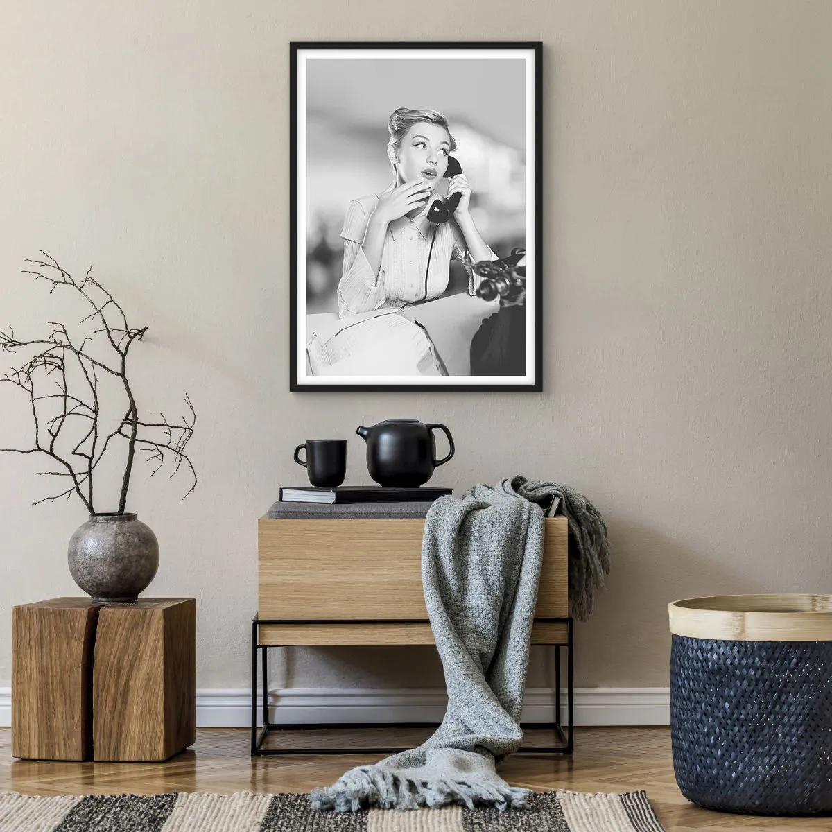 Poster în ramă neagră - Femeie din anii 1950 vorbind la telefon într-un birou - 50x70cm - Bună ziua, suntem în anii '50. - Decorațiune modernă pentru perete pentru living și dormitor ARTTOR