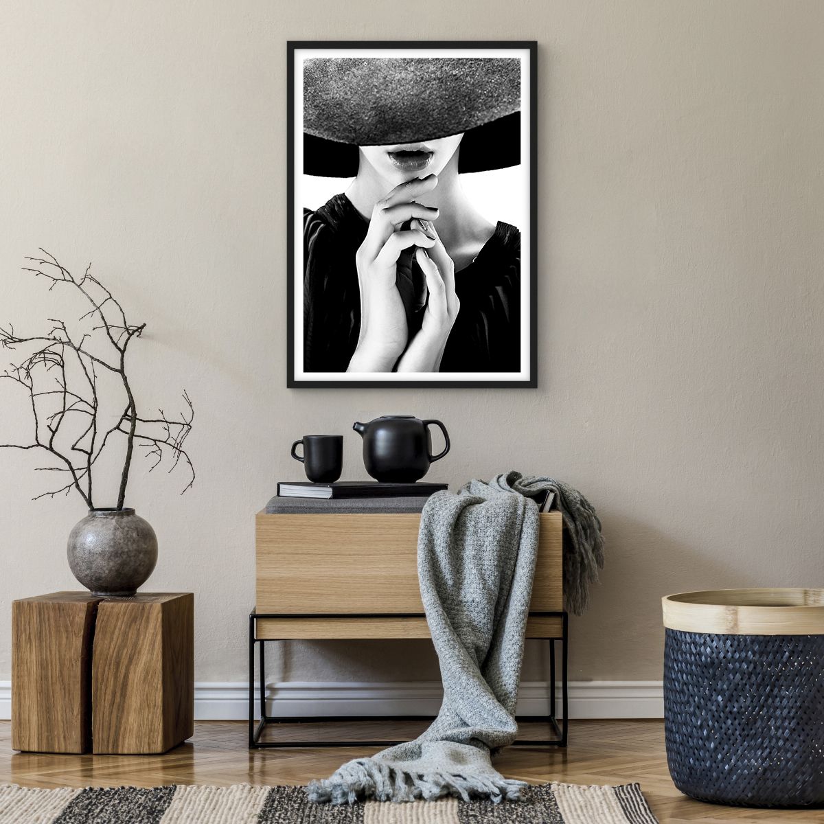 Affiche dans un cadre noir Femme Au Chapeau, Affiche dans un cadre noir Mains Féminines, Affiche dans un cadre noir Mode, Affiche dans un cadre noir Modèle, Affiche dans un cadre noir Noir Et Blanc