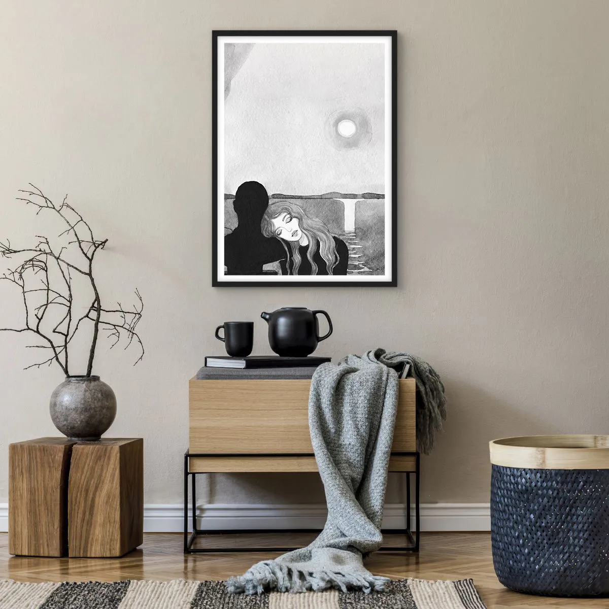 Plakat i sort ramme - Kvinde læner sig på skyggefigur, måne og vandfald - 50x70cm - Altid et mysterium - Moderne vægdekoration til stue og soveværelse ARTTOR