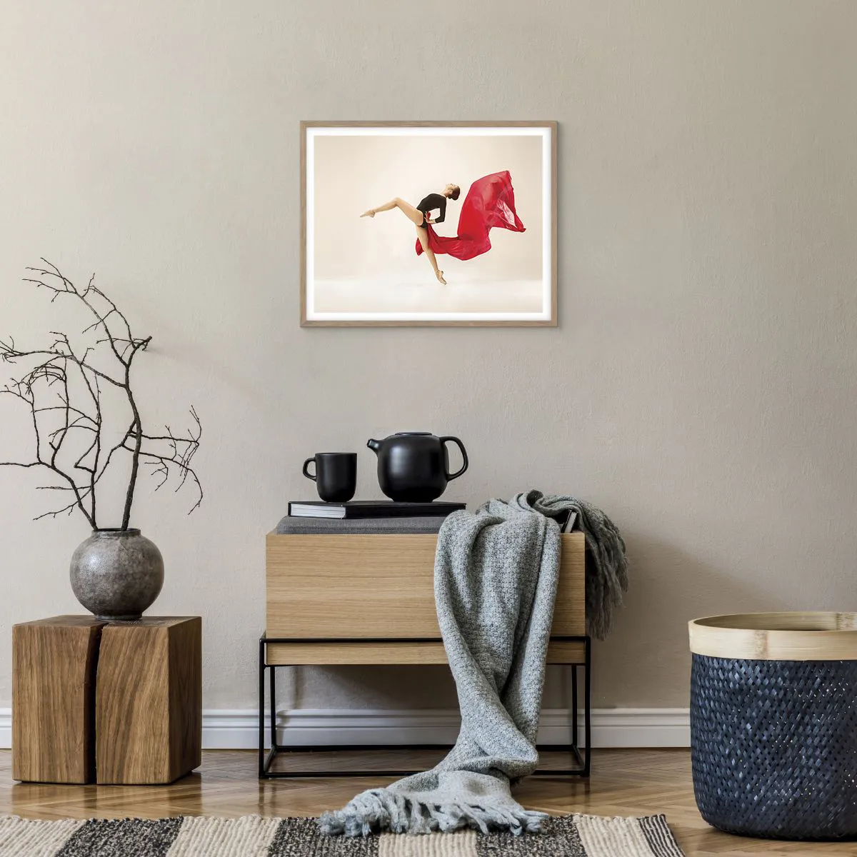 Plakat i ramme af lyst egetræ - Rød og sort - 50x40 cm