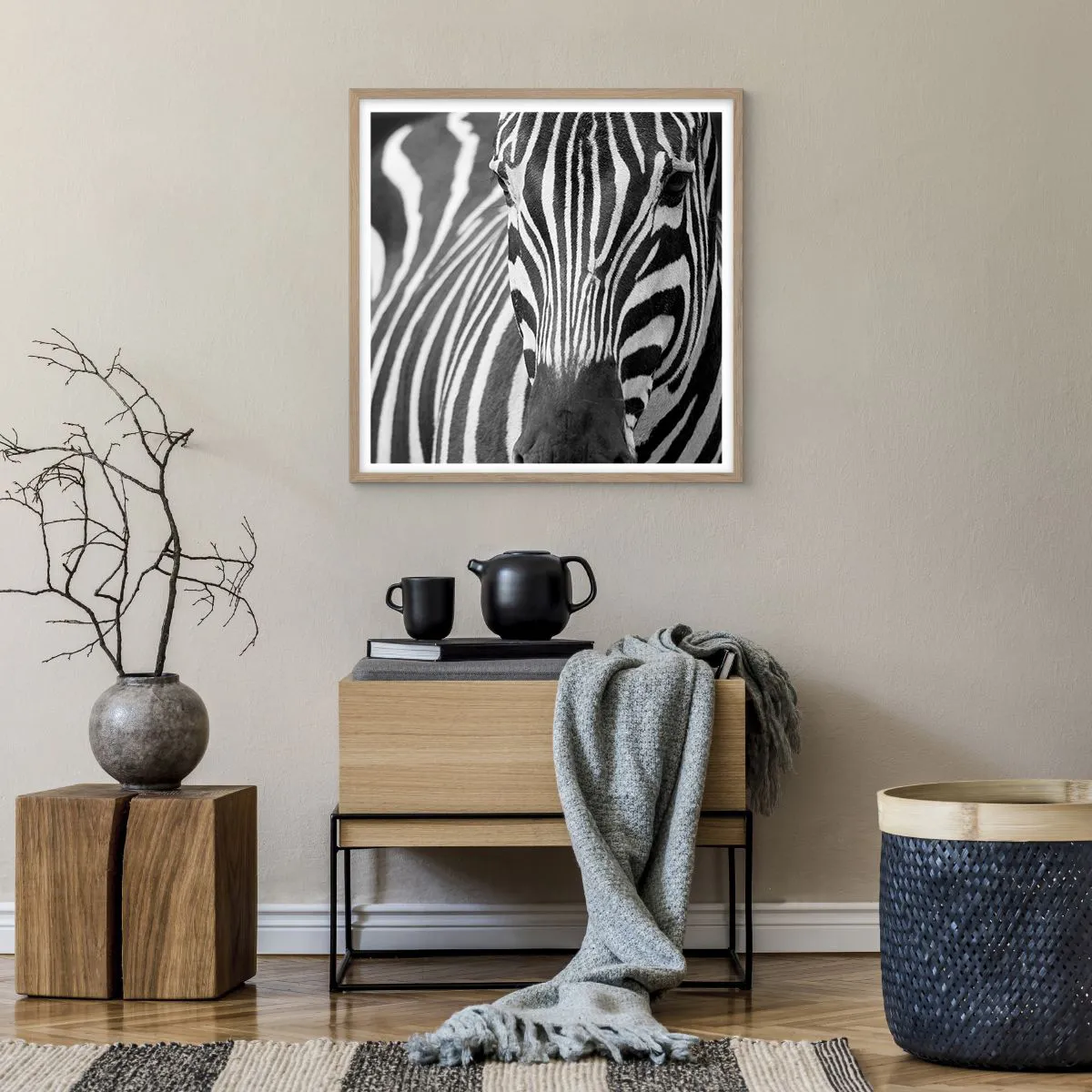 Plakat i ramme af lyst egetræ - Verden er sort og hvid - 60x60 cm