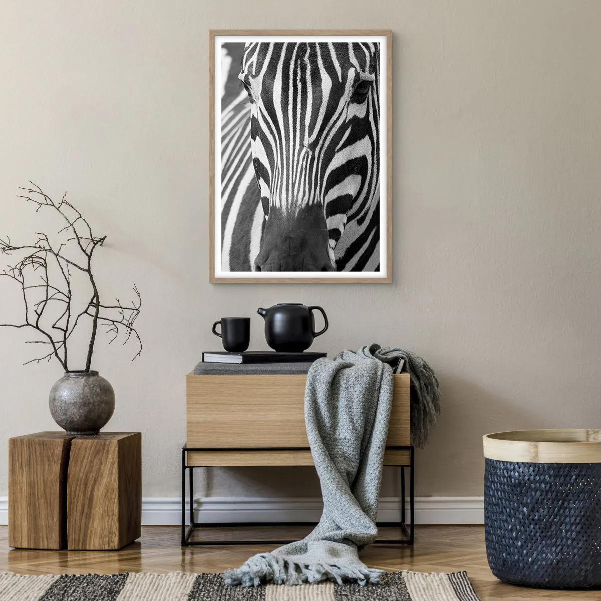 Plakat i ramme af lyst egetræ - Verden er sort og hvid - 50x70 cm