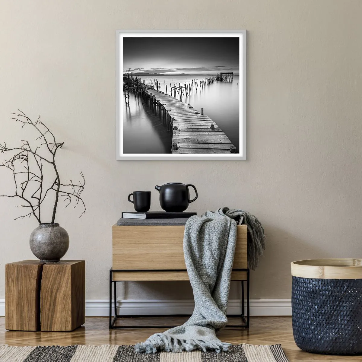 Plakat w białej ramie - Spokój zapomnianego brzegu - 60x60 cm