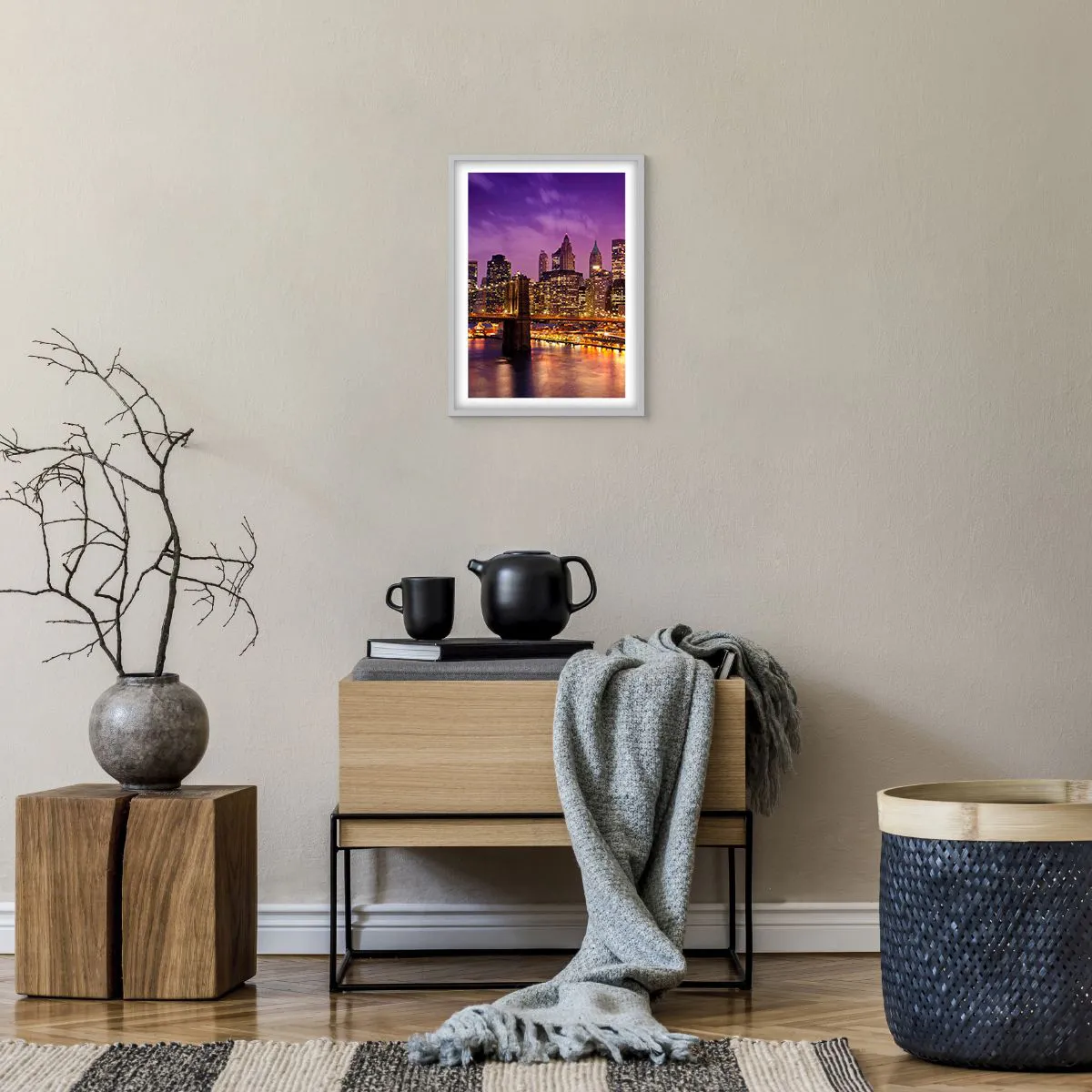 Plakát v bílém rámu - Fialovo-zlatý Manhattan - 30x40 cm