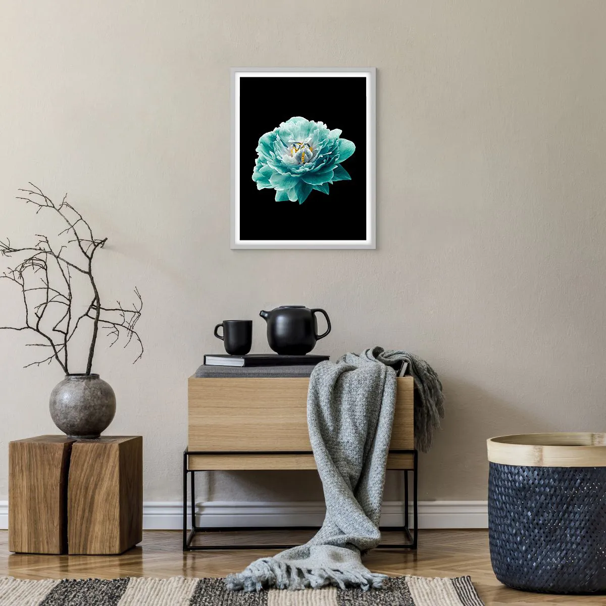 Poster in einem weißen Rahmen - Blaue und goldene Blütenblätter - 40x50 cm