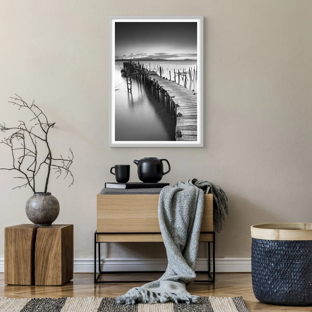 Plakat w białej ramie - Spokój zapomnianego brzegu - 50x70 cm