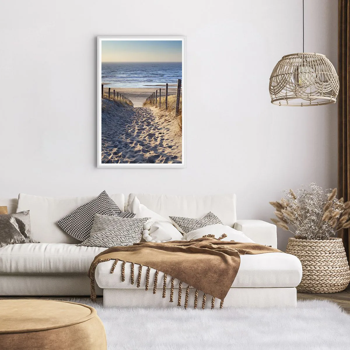 Plakat i hvid ramme - Havet brummer, fuglene synger, en vild strand midt i græsset.... - 61x91 cm