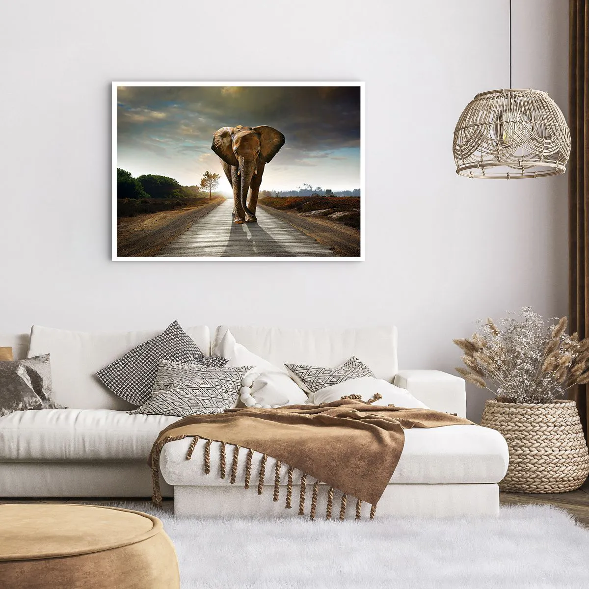 Affiche - Poster - Un éléphant marchant le long d'une route à travers un paysage au coucher du soleil - 100x70cm - Et pas du tout en porcelaine - Décoration murale moderne pour le salon et la chambre ARTTOR