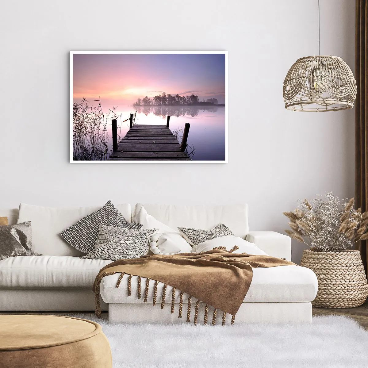 Affiche - Poster - Une jetée au bord du lac à l'aube avec du brouillard et un ciel pastel - 100x70cm - De la brume lilas… - Décoration murale moderne pour le salon et la chambre ARTTOR