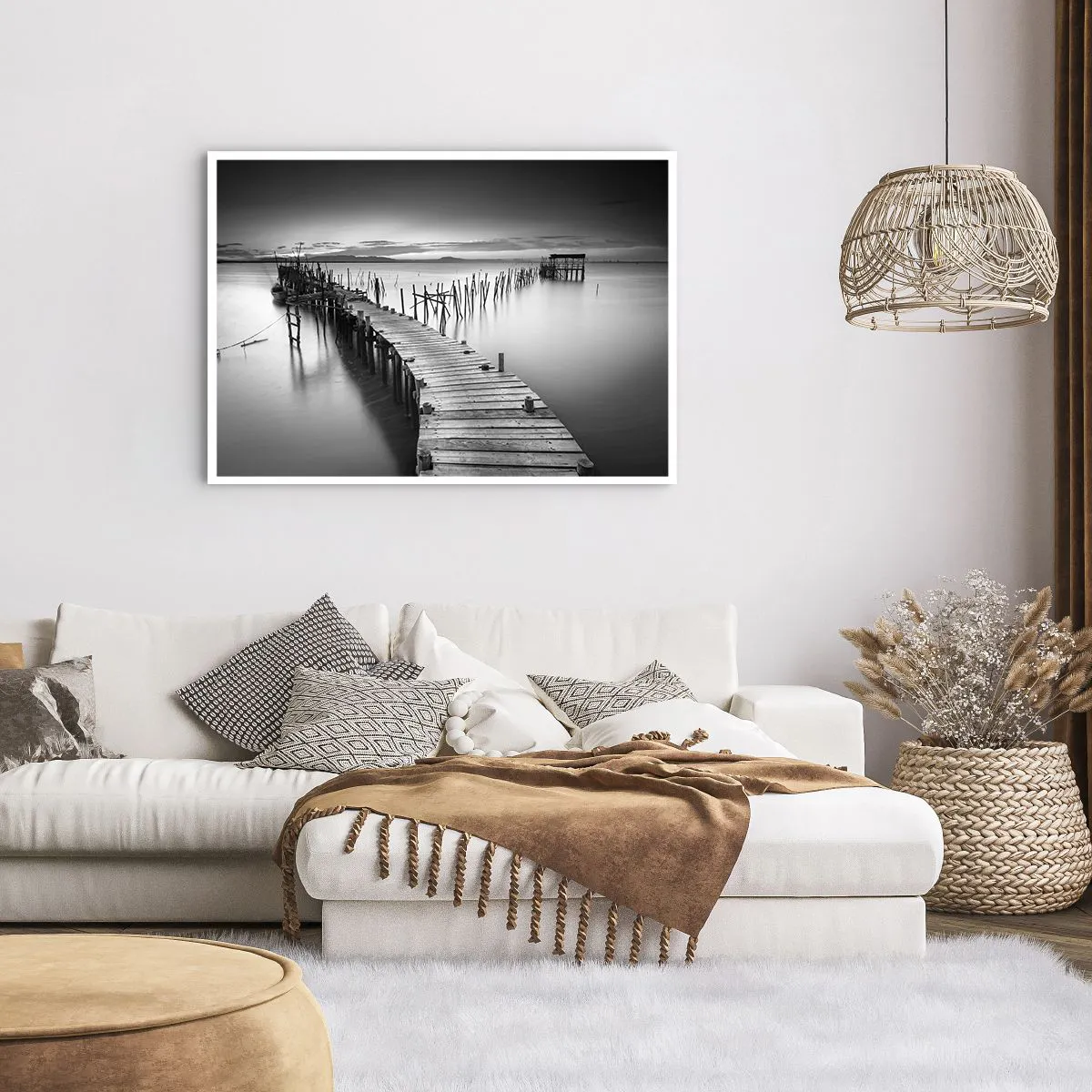 Poster - Ein Holzsteg an einem ruhigen See in Grautönen - 100x70cm - Der Frieden eines vergessenen Ufers - Moderne Wanddekoration für Wohnzimmer und Schlafzimmer ARTTOR