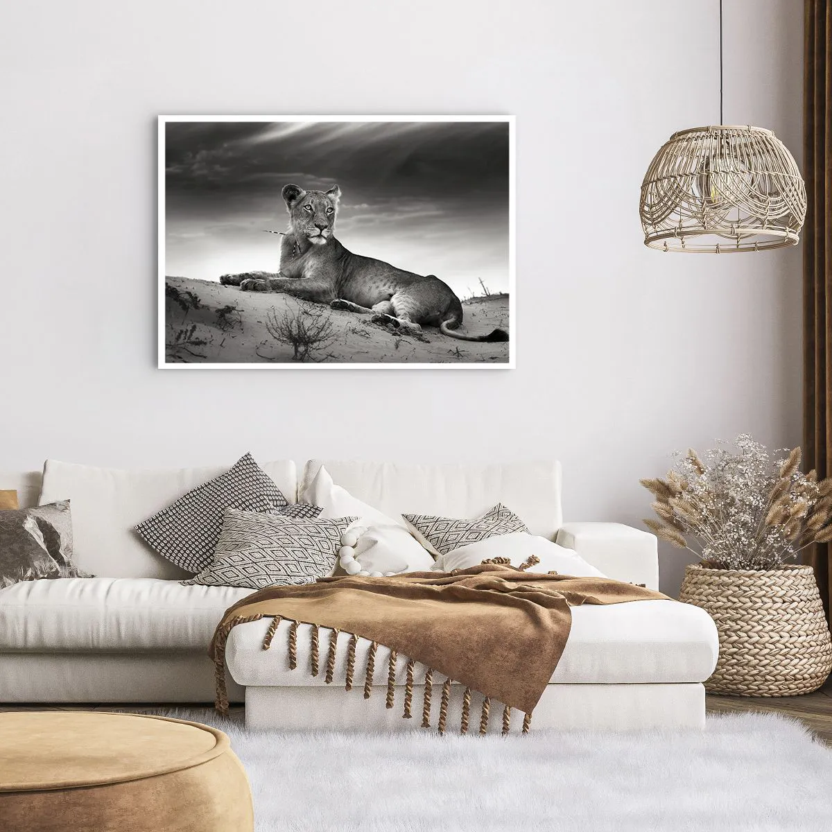 Poster - Schwarz-Weiß-Porträt einer Löwin in der Savanne - 100x70cm - Die Königin der Wüstenruhe - Moderne Wanddekoration für Wohnzimmer und Schlafzimmer ARTTOR