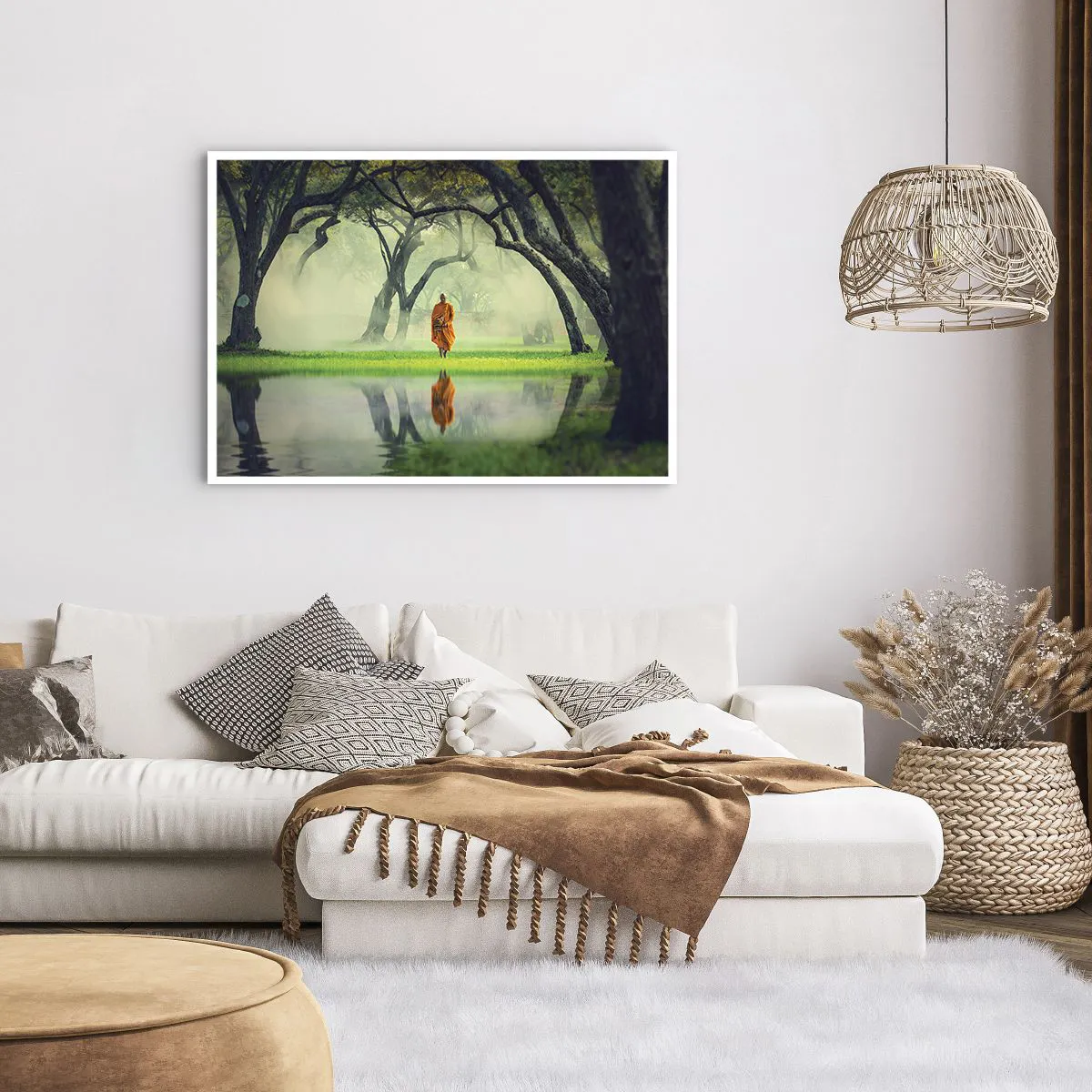 Plakat - Mnich w pomarańczowej szacie w lesie z mglistym tłem i odbiciem w wodzie - 100x70cm - W drodze do oświecenia - Nowoczesna dekoracja ścienna do salonu i sypialni ARTTOR