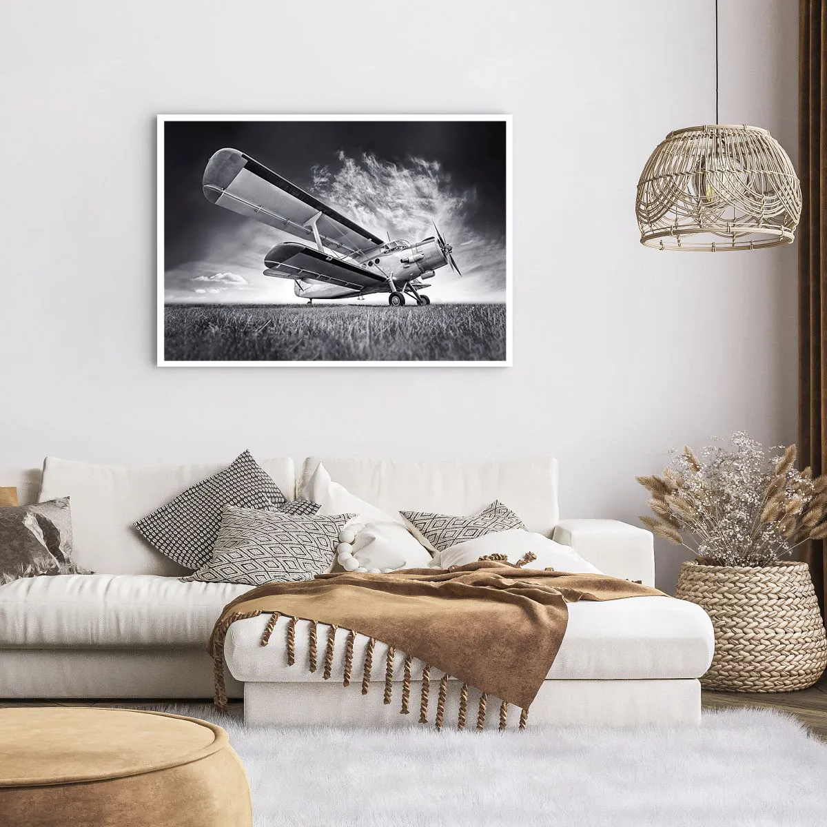 Poster - Un aereo contro un cielo drammatico in bianco e nero - 100x70cm - Giramondo alato - Decorazione murale moderna per soggiorno e camera da letto ARTTOR