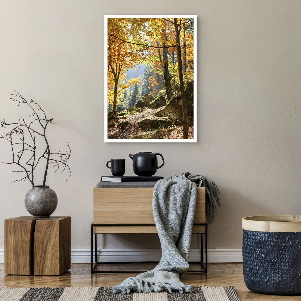 Plakat - Jesienny las z promieniami słońca i kamieniami porośniętymi mchem - 50x70cm - Czas na odpoczynek - Nowoczesna dekoracja ścienna do salonu, kuchni i sypialni ARTTOR