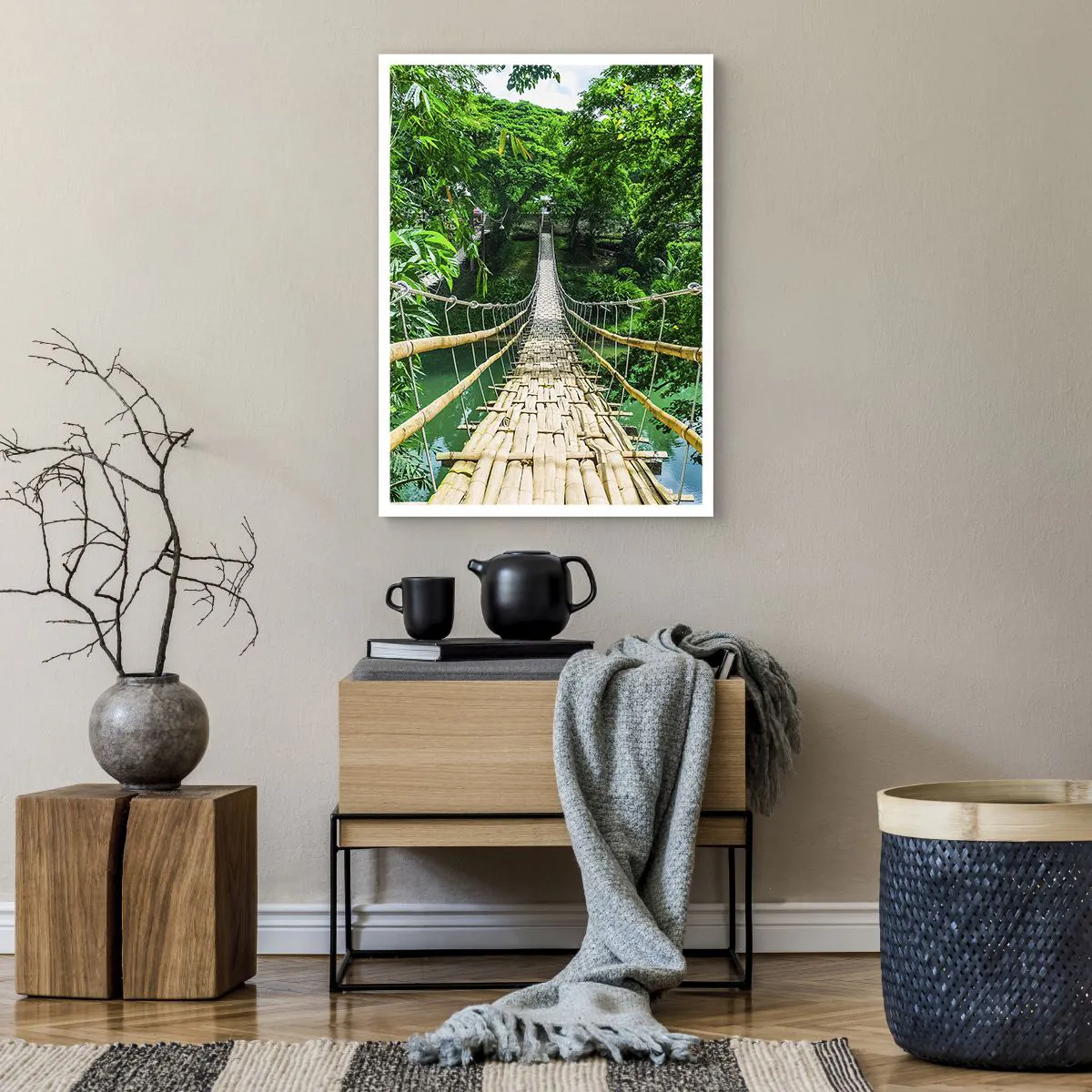 Affiche - Poster - Un pont suspendu en bambou entouré de verdure tropicale - 50x70cm - Pont de singe en pleine nature - Décoration murale moderne pour le salon et la chambre ARTTOR