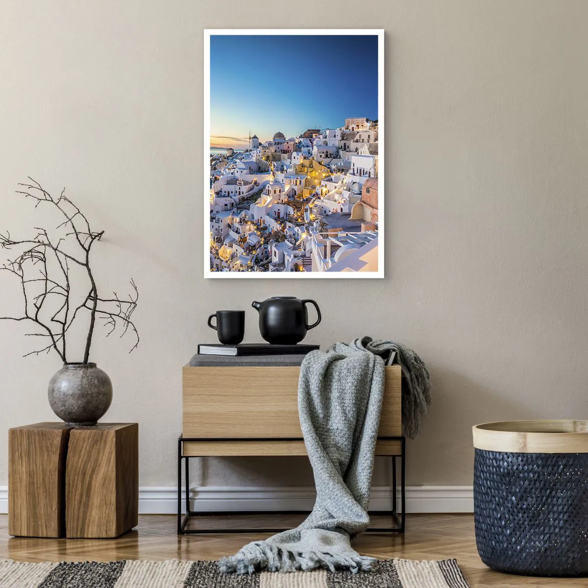 Affiche - Poster - Vue des maisons illuminées de Santorin au coucher du soleil - 50x70cm - L'essence de la grecque - Décoration murale moderne pour le salon et la chambre ARTTOR