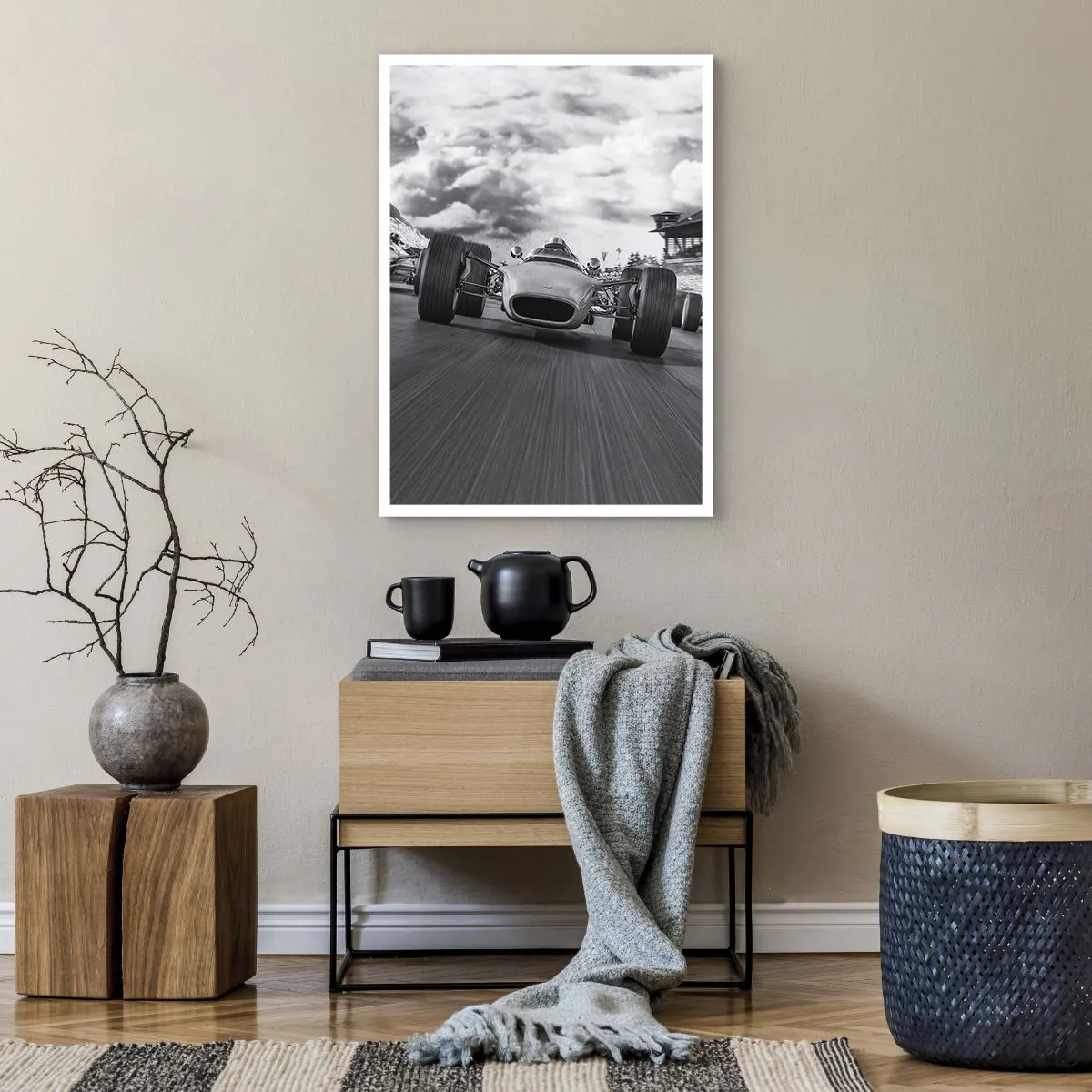 Póster - Coche de carreras retro en pista en blanco y negro - 50x70cm - ¡Hay poder! - Decoración de pared moderna para salón y dormitorio ARTTOR