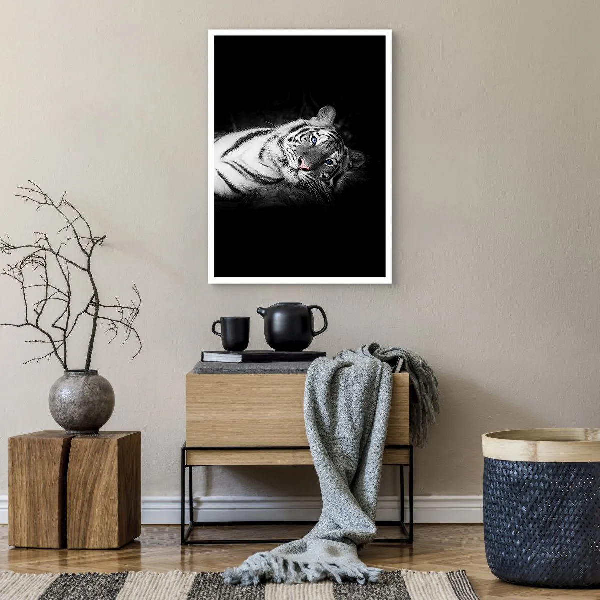 Póster - Un tigre blanco en una toma contrastante sobre un fondo negro. - 50x70cm - Salvaje y tranquilo - Decoración de pared moderna para salón y dormitorio ARTTOR