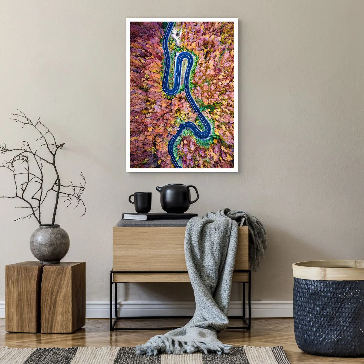 Affiche - Poster - Une route sinueuse dans une forêt d'automne vue à vol d'oiseau - 50x70cm - Route sinueuse à travers la forêt - Décoration murale moderne pour le salon et la chambre ARTTOR