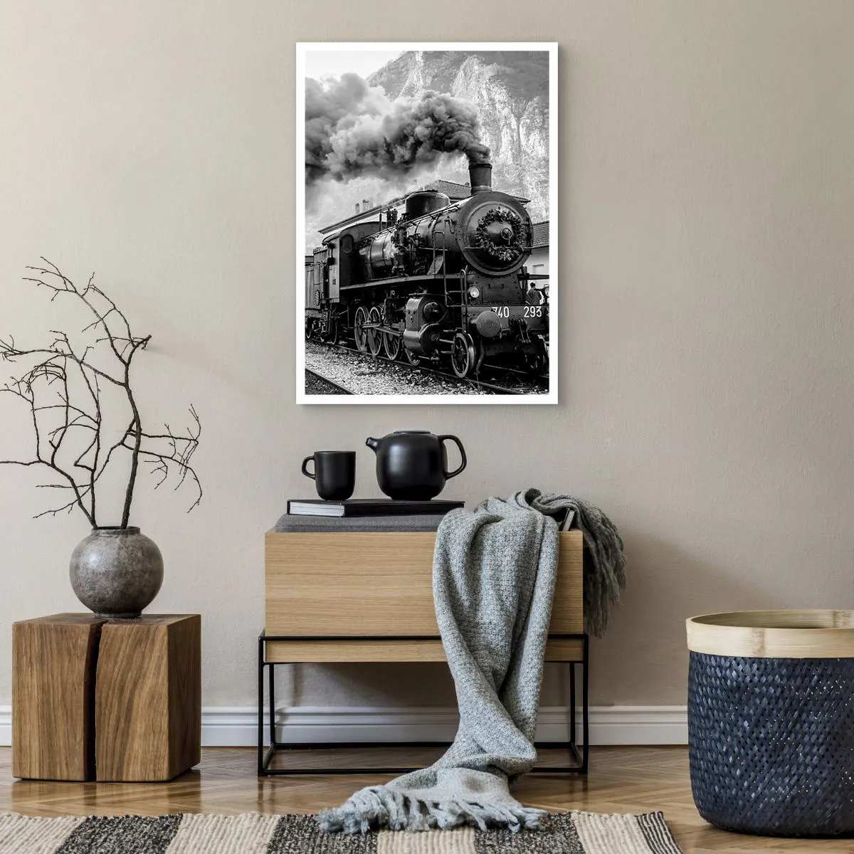 Affiche - Poster - Une locomotive à vapeur avec de la vapeur montante dans un décor montagneux - 50x70cm - Attend à la gare... - Décoration murale moderne pour le salon et la chambre ARTTOR