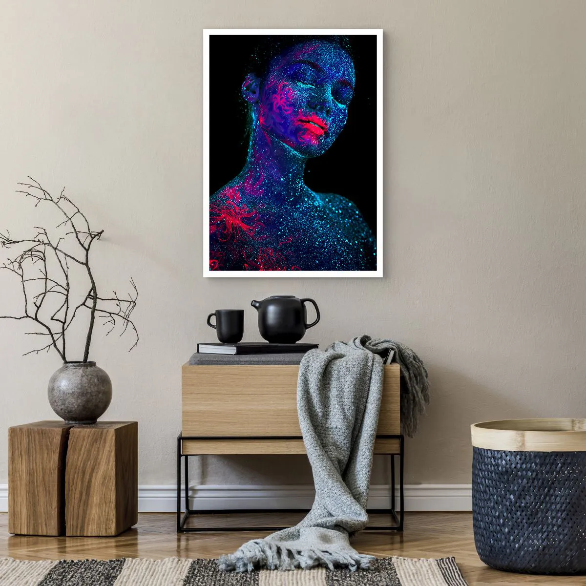 Poster - Eine Frau, die unter UV-Licht mit fluoreszierendem Pollen bedeckt ist. - 50x70cm - Im Sternenstaub - Moderne Wanddekoration für Wohnzimmer und Schlafzimmer ARTTOR