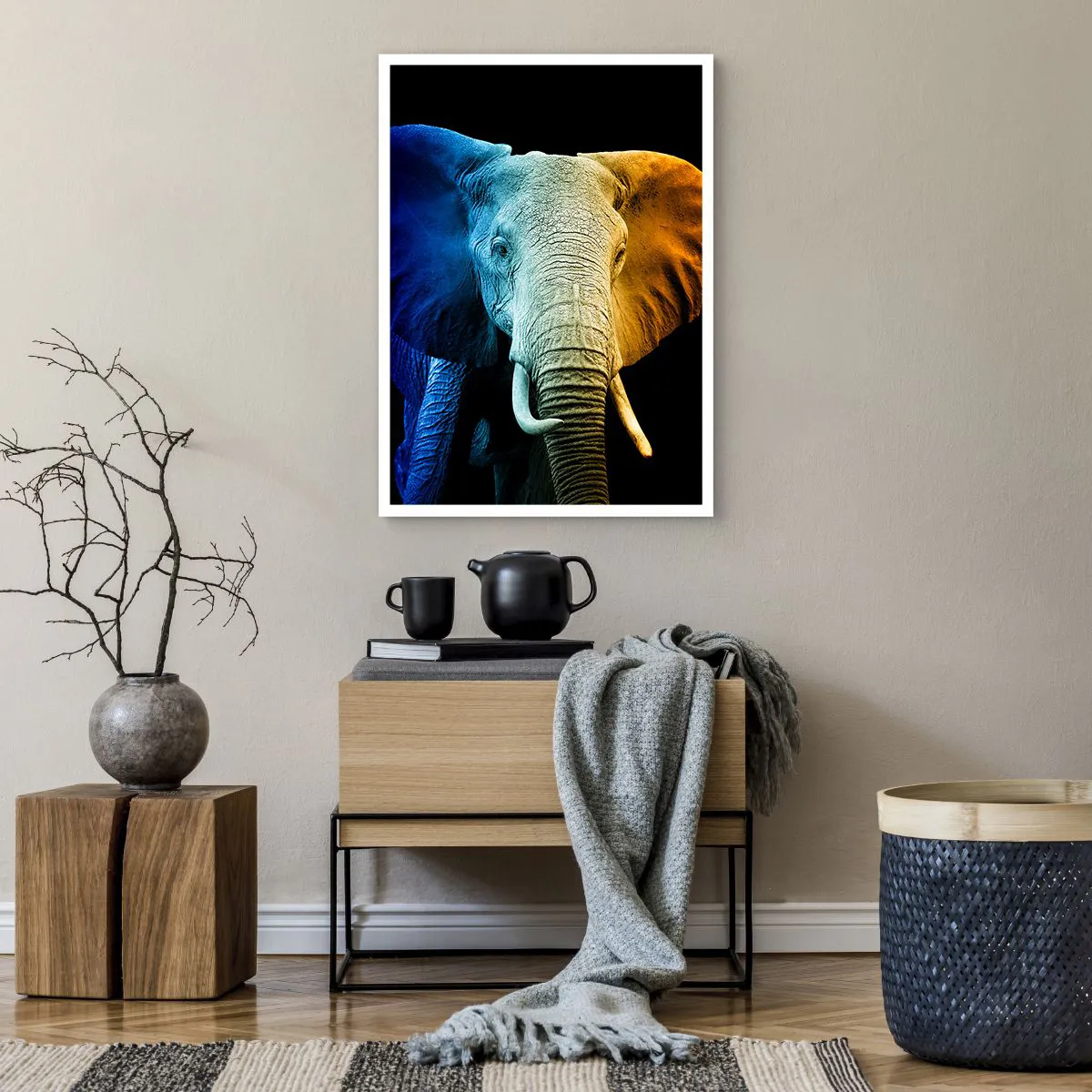 Póster - Una imagen colorida de un elefante sobre un fondo negro. - 50x70cm - Excéntrico, no un bicho raro - Decoración de pared moderna para salón y dormitorio ARTTOR