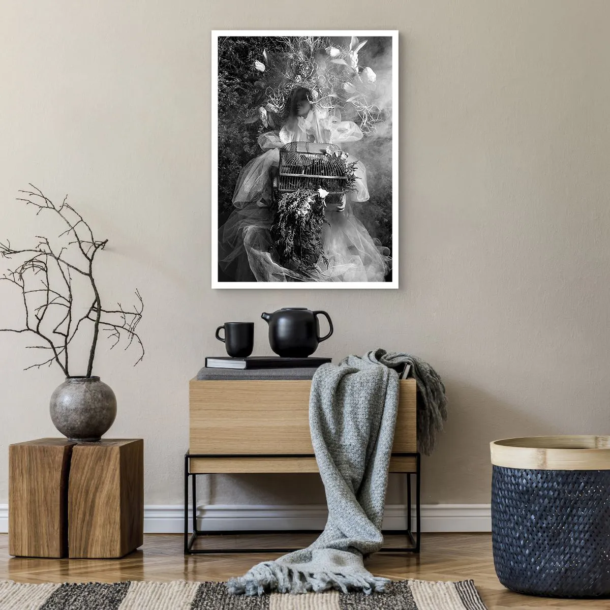 Plakat - Kobieta w sukni otoczona naturą w czarno-białej fotografii - 50x70cm - Sama Matka – Natura - Nowoczesna dekoracja ścienna do salonu, kuchni i sypialni ARTTOR
