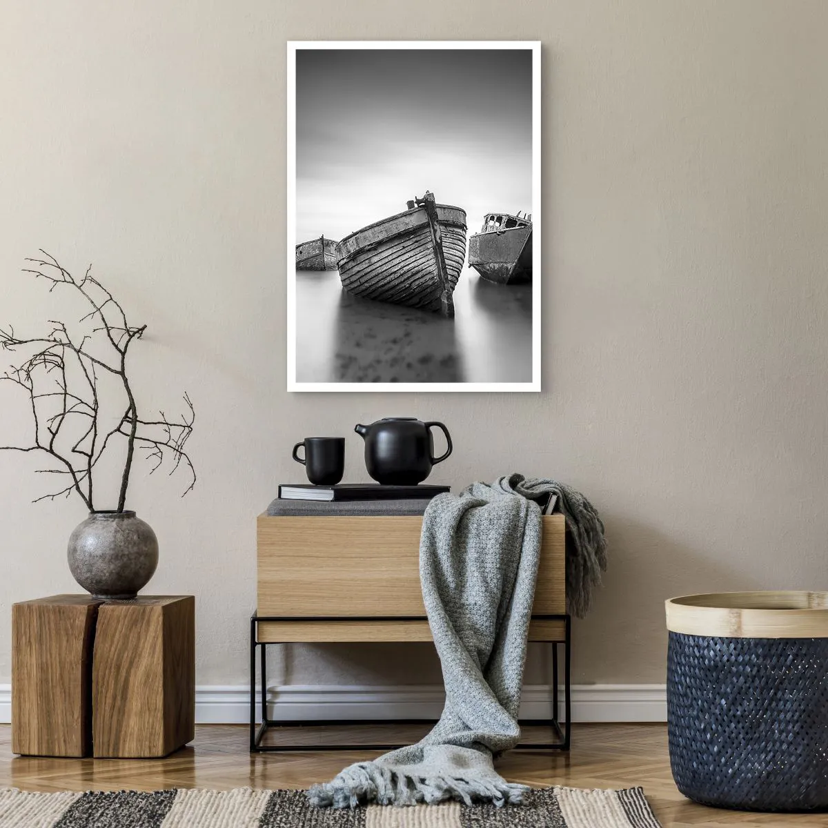 Poster - Ripresa in bianco e nero di vecchie barche in acque calme - 50x70cm - Sono solo ricordi... - Decorazione murale moderna per soggiorno e camera da letto ARTTOR