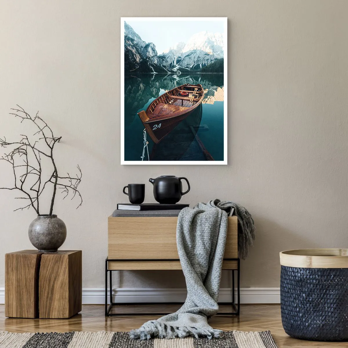 Poster - Ein Holzboot auf einem ruhigen See, umgeben von Bergen - 50x70cm - Wie auf Glas gemalt - Moderne Wanddekoration für Wohnzimmer und Schlafzimmer ARTTOR