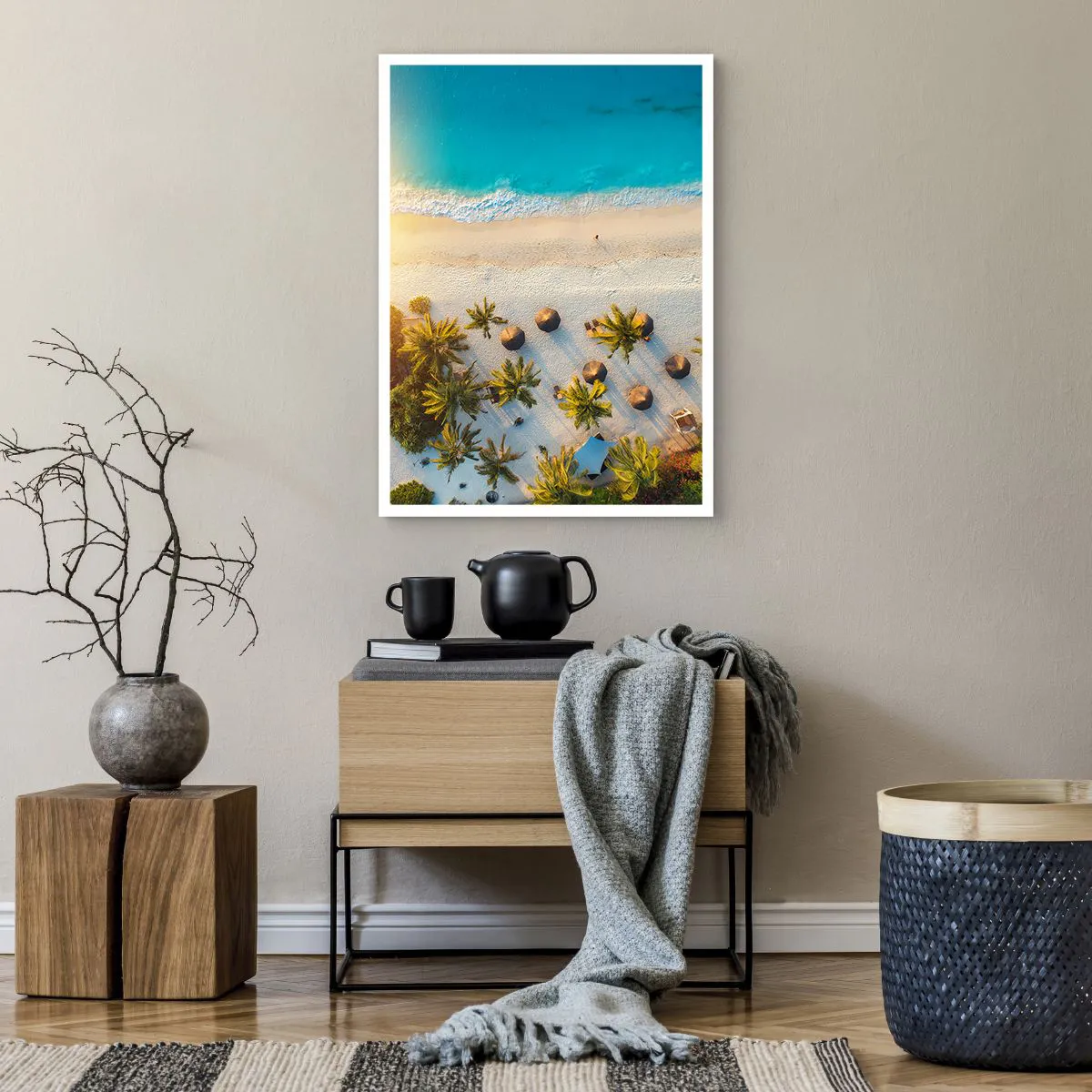 Plakat - Widok z lotu ptaka na rajską plażę z palmami i turkusową wodą - 50x70cm - Witaj w raju - Nowoczesna dekoracja ścienna do salonu, kuchni i sypialni ARTTOR