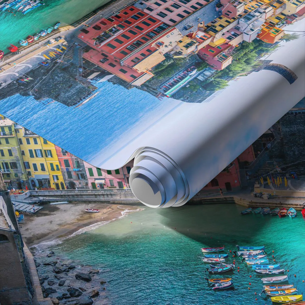 Fototapete Standard Eco - Eine farbenfrohe Stadt an einer azurblauen Bucht mit Booten - 100x70cm - Mediterrane Zauberstadt - Moderne Wanddekoration für Wohnzimmer und Schlafzimmer ARTTOR