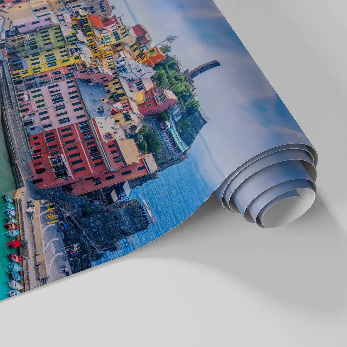 Fototapete Standard Eco - Eine farbenfrohe Stadt an einer azurblauen Bucht mit Booten - 100x70cm - Mediterrane Zauberstadt - Moderne Wanddekoration für Wohnzimmer und Schlafzimmer ARTTOR