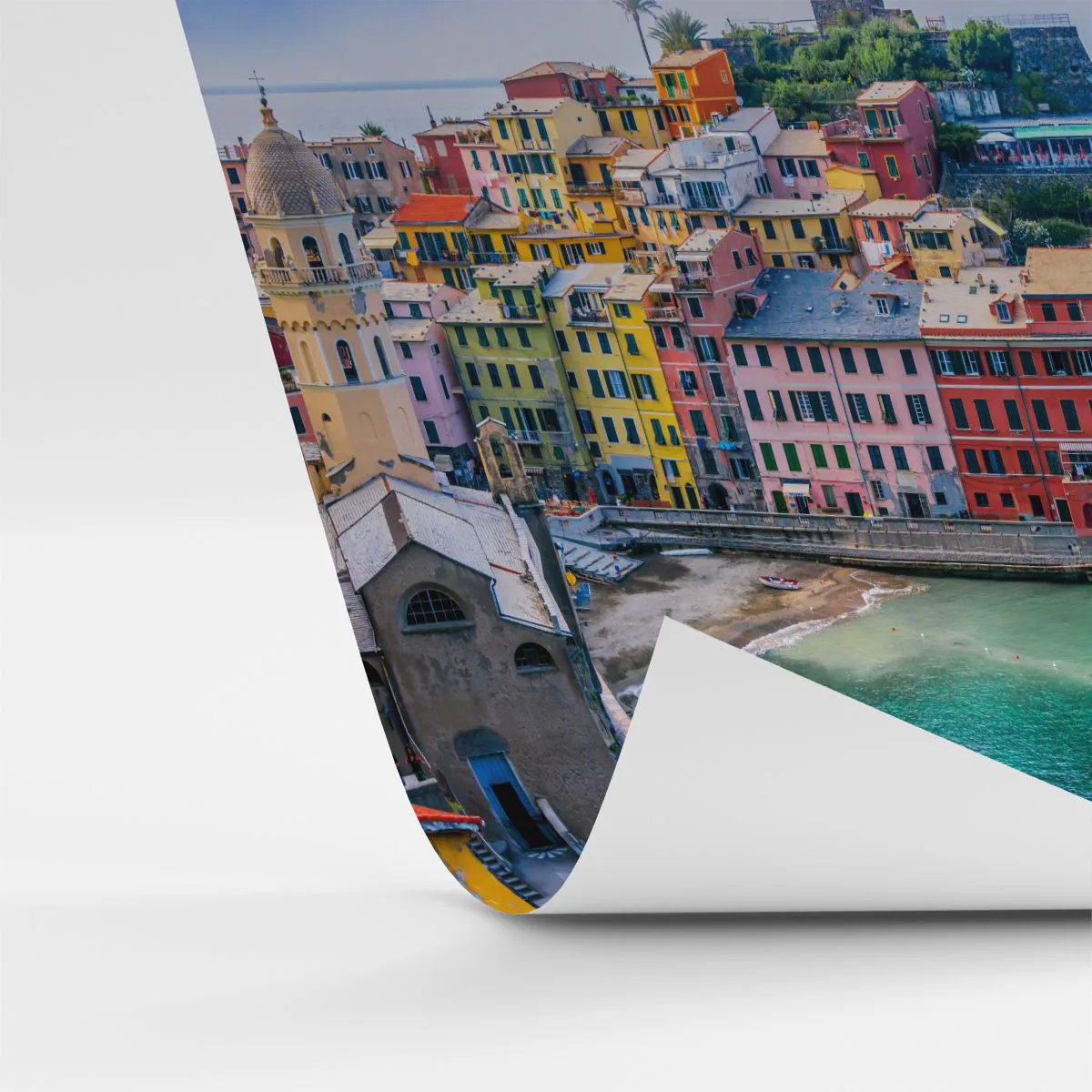 Fototapete Standard Eco - Eine farbenfrohe Stadt an einer azurblauen Bucht mit Booten - 100x70cm - Mediterrane Zauberstadt - Moderne Wanddekoration für Wohnzimmer und Schlafzimmer ARTTOR