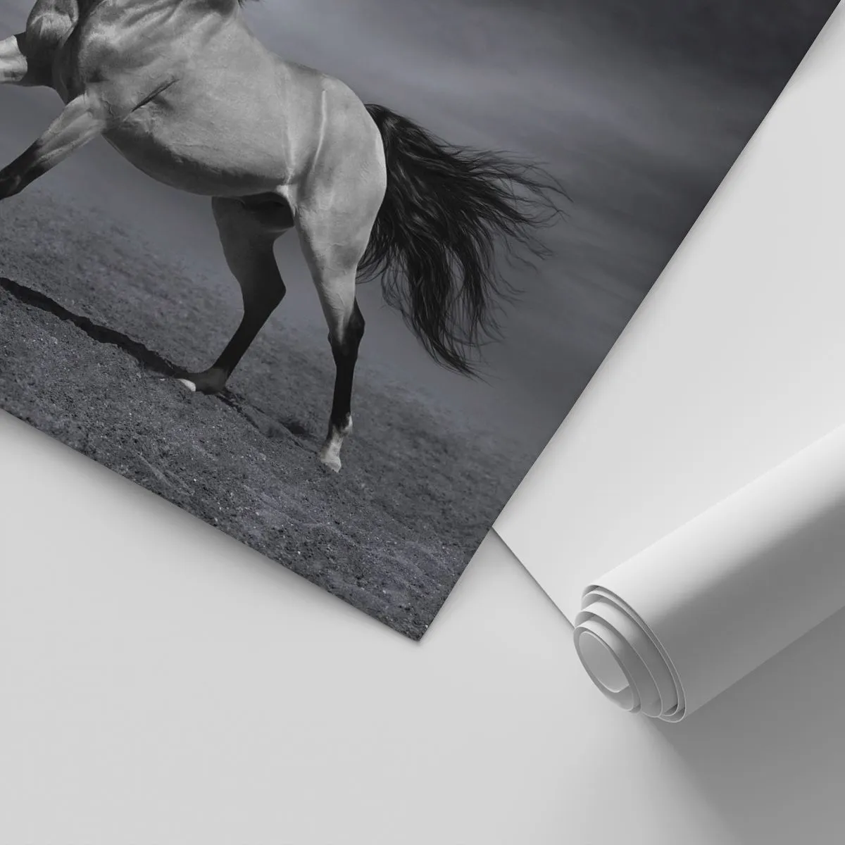 Tapet Standard Eco - Un cal alb-negru alergând pe un fundal deșertic - 100x70cm - Născut pentru a încânta - Decorațiune modernă pentru perete pentru living și dormitor ARTTOR